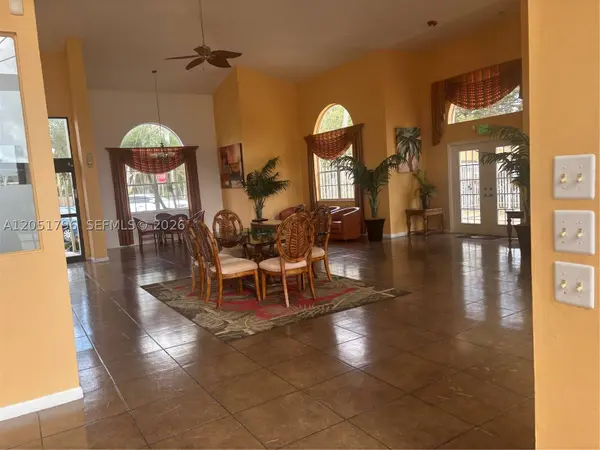323 E Palm Cir E, Pembroke Pines, FL 33025