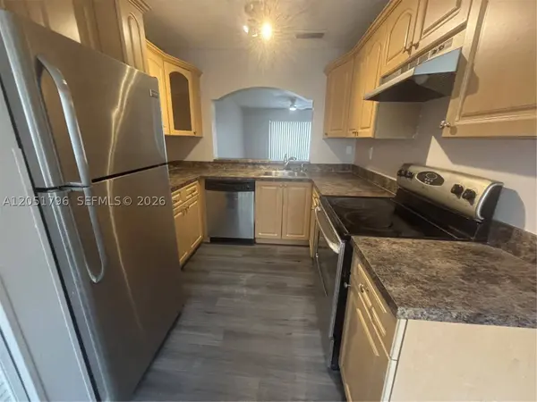 323 E Palm Cir E, Pembroke Pines, FL 33025
