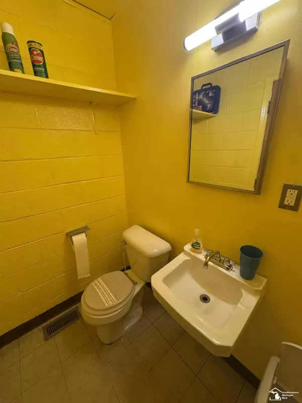 17140 ECORSE Road, Allen Park, MI 48101