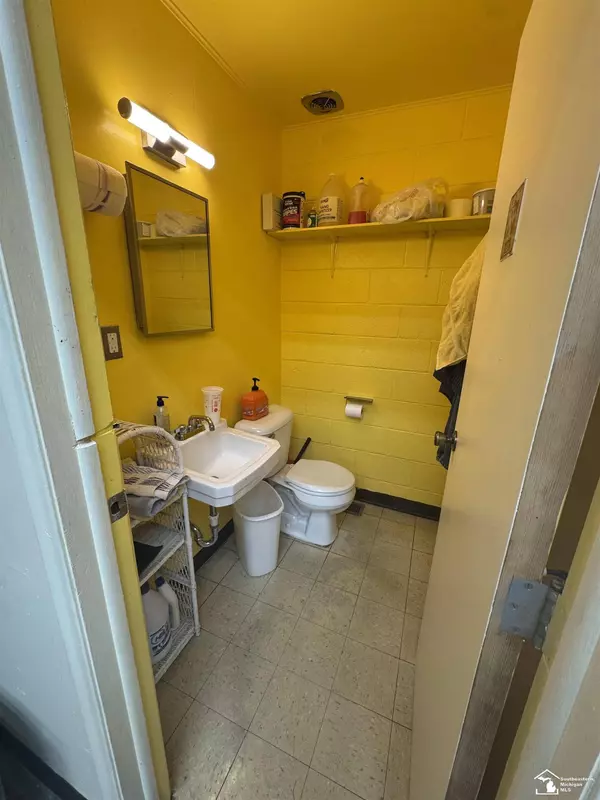 17140 ECORSE Road, Allen Park, MI 48101