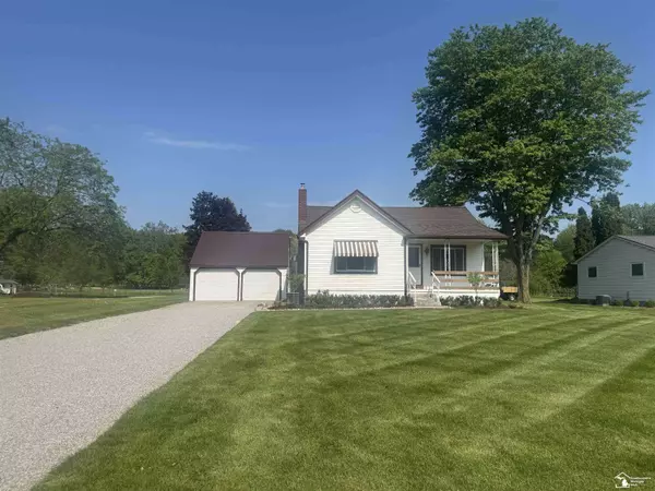 21581 Huron River Drive, New Boston, MI 48164