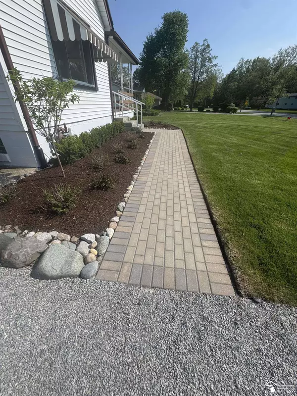 21581 Huron River Drive, New Boston, MI 48164