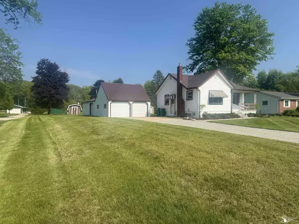 21581 Huron River Drive, New Boston, MI 48164