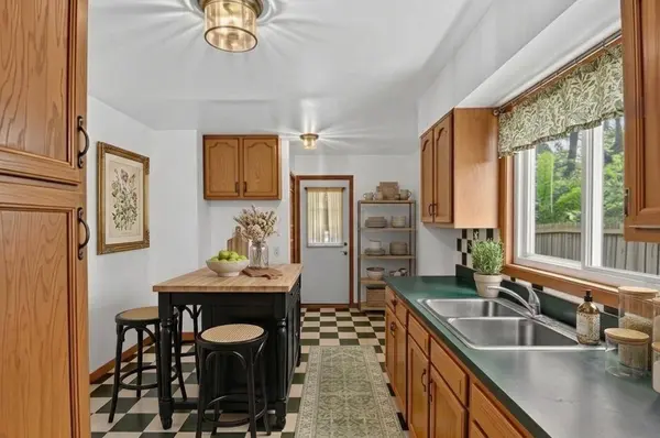 574 E Dallas Avenue, Madison Heights, MI 48071