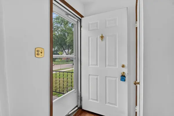 574 E Dallas Avenue, Madison Heights, MI 48071