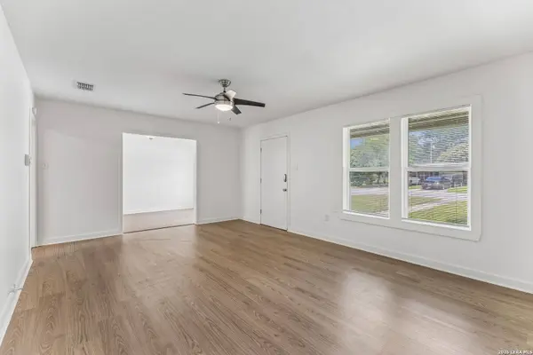 1411 HUMMINGBIRD LN, Seguin, TX 78155
