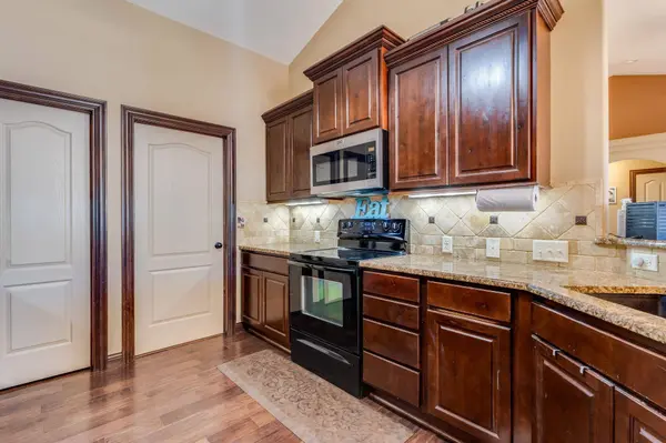 8517 W Candlewood Ct, Wichita, KS 67205