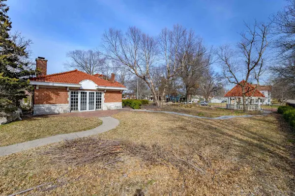 209 S Highland Ave, Chanute, KS 66720