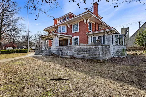 209 S Highland Ave, Chanute, KS 66720