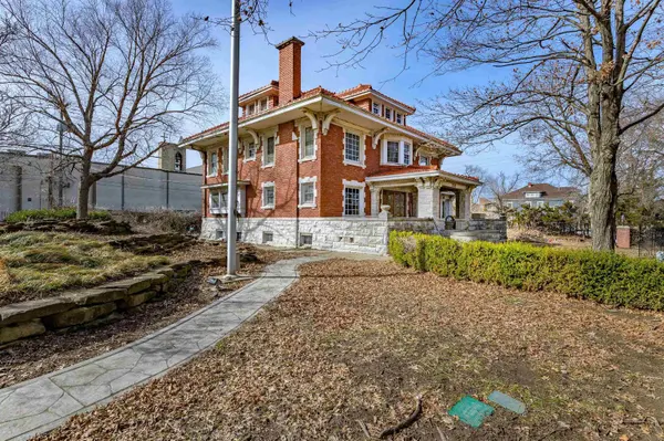 209 S Highland Ave, Chanute, KS 66720