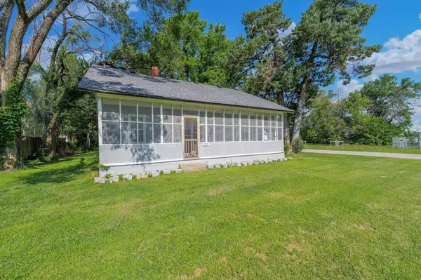 327 N Elm St, Douglass, KS 67039