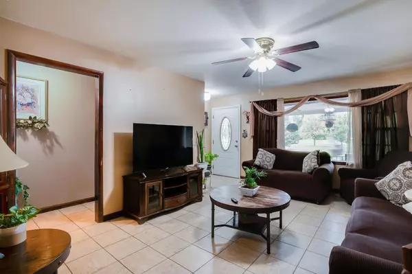 1038 S Fabrique Dr, Wichita, KS 67218