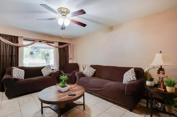 1038 S Fabrique Dr, Wichita, KS 67218