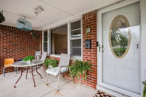 1038 S Fabrique Dr, Wichita, KS 67218