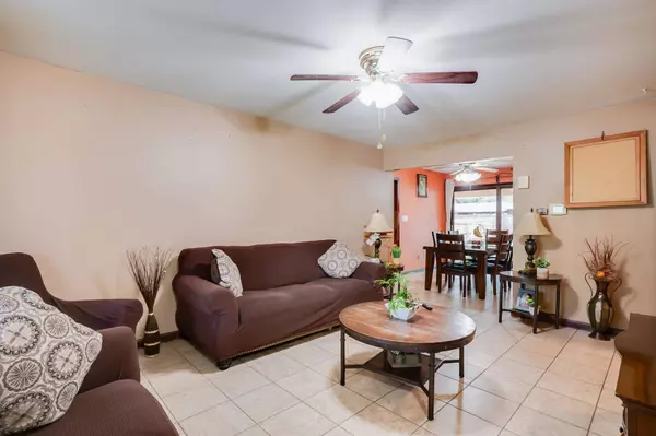 1038 S Fabrique Dr, Wichita, KS 67218