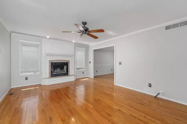 4827 N Homestead St, Bel Aire, KS 67220