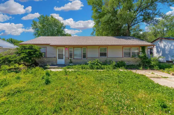 2009 E 52nd St, Wichita, KS 67216