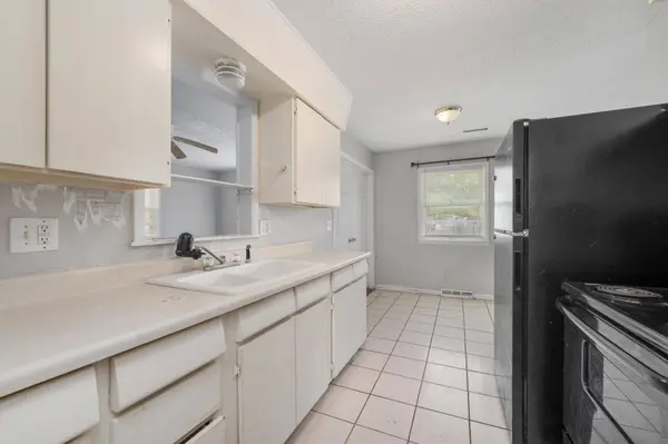 2009 E 52nd St, Wichita, KS 67216