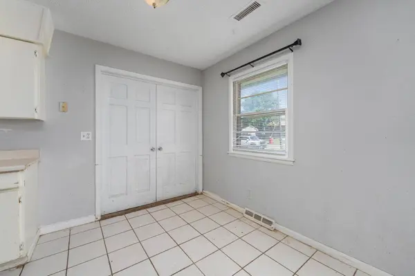 2009 E 52nd St, Wichita, KS 67216