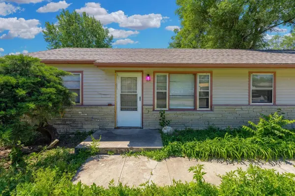 2009 E 52nd St, Wichita, KS 67216