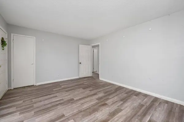 2009 E 52nd St, Wichita, KS 67216