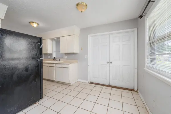 2009 E 52nd St, Wichita, KS 67216