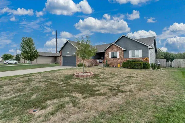 1879 W Lakeview Ct, Haysville, KS 67060