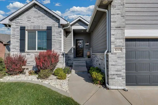 3213 S Bluelake Ct, Wichita, KS 67215