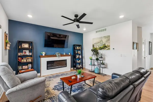 1005 Gray Avenue, Waukee, IA 50263