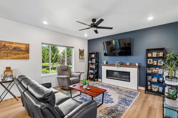 1005 Gray Avenue, Waukee, IA 50263