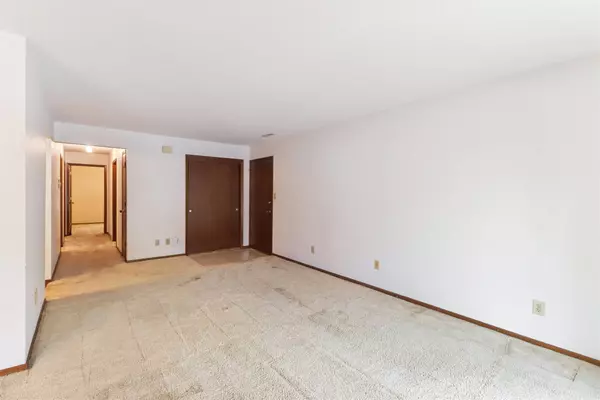 1252 49th Street #4, West Des Moines, IA 50266