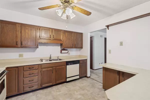 1252 49th Street #4, West Des Moines, IA 50266