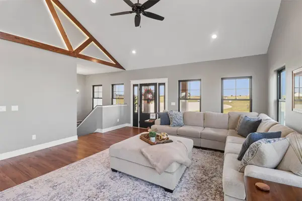 1100 Lakeview Circle NW, Bondurant, IA 50035