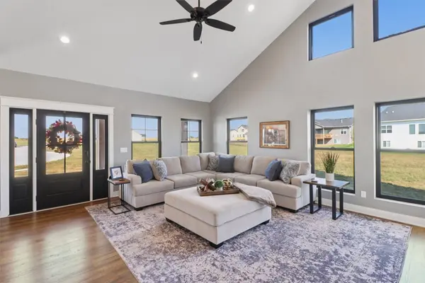 1100 Lakeview Circle NW, Bondurant, IA 50035