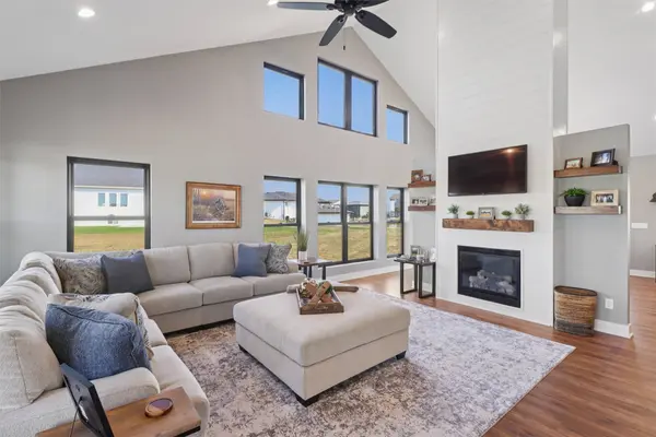 1100 Lakeview Circle NW, Bondurant, IA 50035