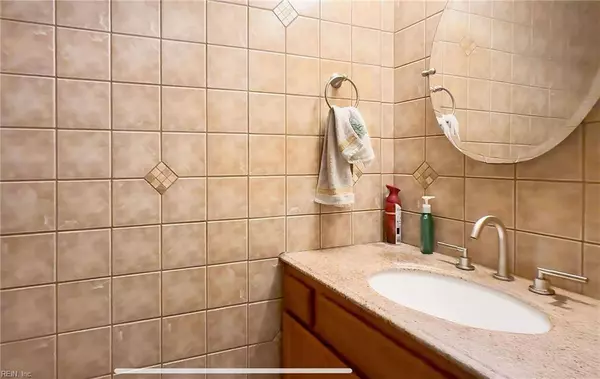 2040 Aloma DR, Virginia Beach, VA 23453