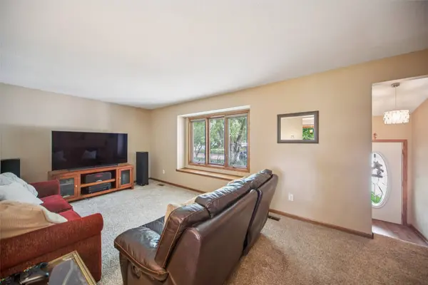 9452 Lincoln Avenue, Clive, IA 50325