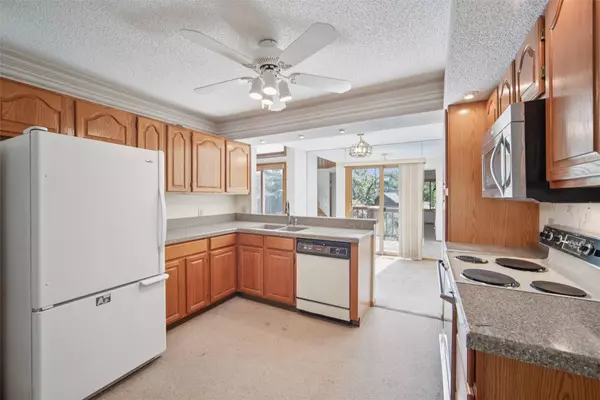 7051 Oak Brook Drive, Urbandale, IA 50322