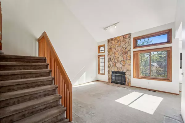 7051 Oak Brook Drive, Urbandale, IA 50322