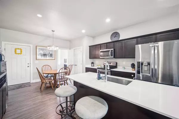 17128 Mistflower Lane, Urbandale, IA 50323