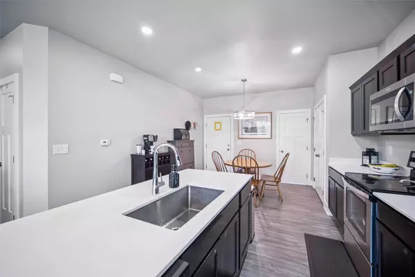 17128 Mistflower Lane, Urbandale, IA 50323