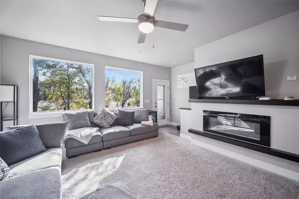 17128 Mistflower Lane, Urbandale, IA 50323