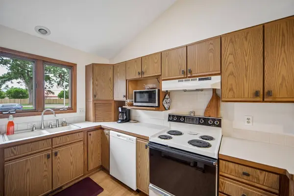 3701 Oak Creek Place, West Des Moines, IA 50265