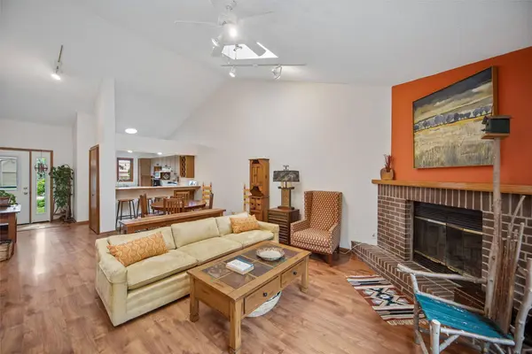 3701 Oak Creek Place, West Des Moines, IA 50265