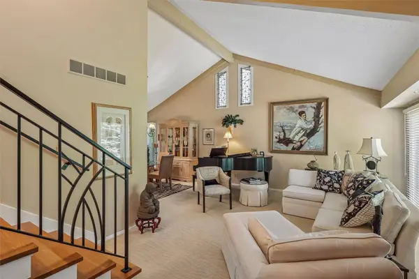 7824 Roseland Drive, Urbandale, IA 50322