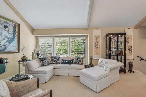 7824 Roseland Drive, Urbandale, IA 50322