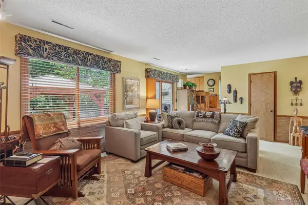 7824 Roseland Drive, Urbandale, IA 50322