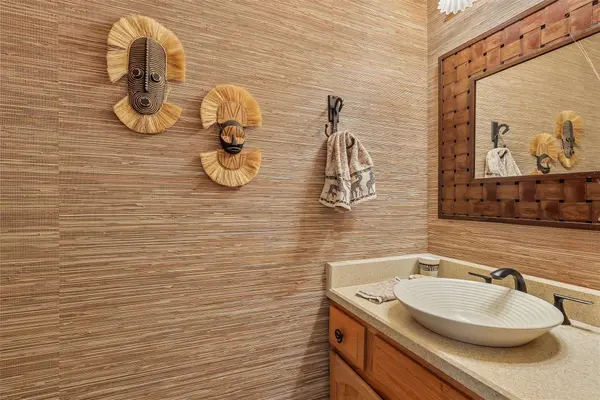 7824 Roseland Drive, Urbandale, IA 50322