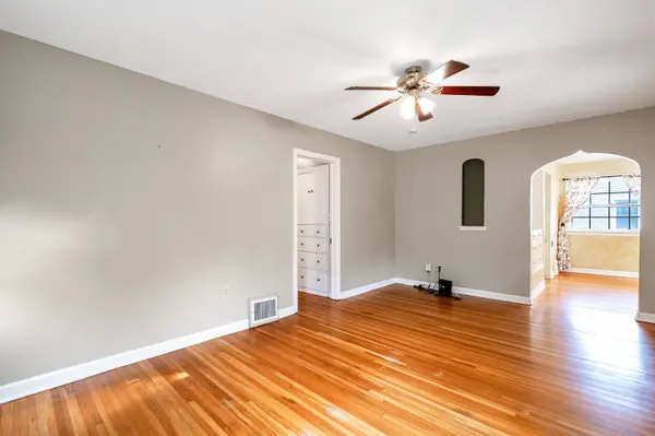 915 S Holyoke Ave, Wichita, KS 67218