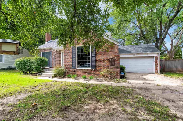 915 S Holyoke Ave, Wichita, KS 67218